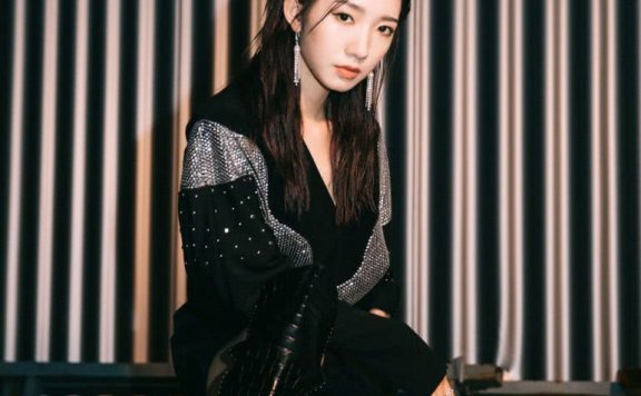 孟美岐身穿黑色亮片上衣搭配黑色热裤,酷炫个性有魅力