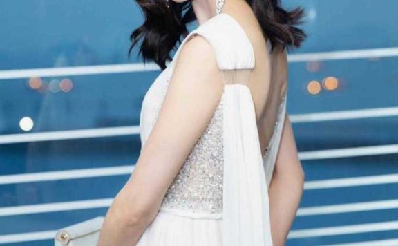 健身女神张钧甯身材太好！穿白色连衣裙凹凸有致高贵大气
