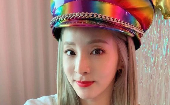 朴山多拉穿牛仔套装搭白T出镜,简约又不失个性