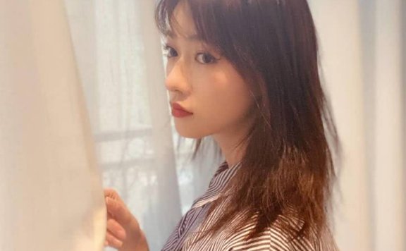 吴谨言最新美照锁骨发配刘海气质慵懒，红唇造型妩媚太有女人味