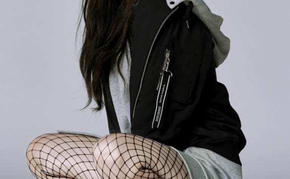 韩国女星金泫雅又挑战白色搭配，看到效果一般人不敢穿