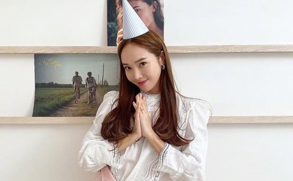 郑秀妍穿派对风清新可爱，花边衬衫秀身材好比例