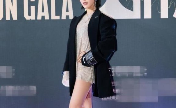 《青春期》赵奕欢已长大,穿高开叉黑色长裙美到不敢看