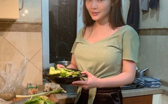 徐冬冬最新私服更新,身穿军绿系带T恤搭超短裤太性感