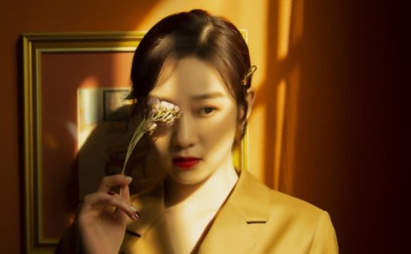 李子璇穿橙白条纹上衣绑丸子头,尽显活力清新