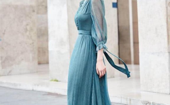 沈梦辰墨绿色薄纱连衣裙端庄优雅，越来越有女人味了！