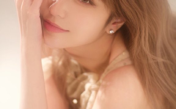 周扬青晒近照美的不真实，留齐刘海神似LISA