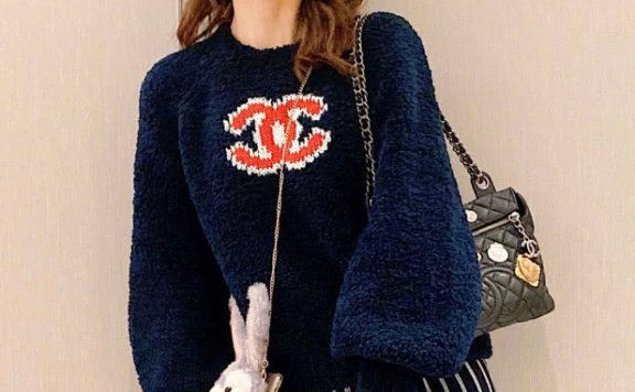 吴昕的搭配越来越嫩了，BABY蓝卫衣搭配运动裤太有少女心