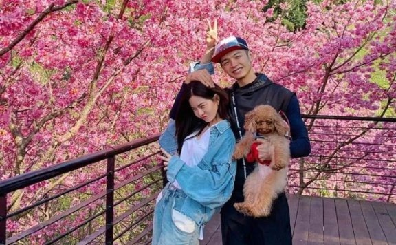 曾之乔穿牛仔装配短靴,同框新婚老公甜蜜秀恩爱惹人羡