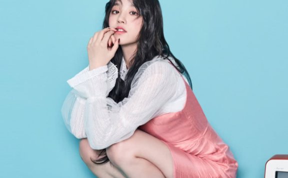 宋雨琦和沈梦辰同穿衬衫配吊带裙，你更喜欢谁的少女感？