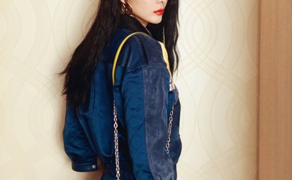 火箭少女云看秀造型,吴宣仪印花毛衣简单俏皮,傅菁YAMY套装酷帅