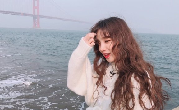 宋雨琦穿毛衣配短裙，妆容精致呆萌娇嫩，真不愧为宝藏女孩