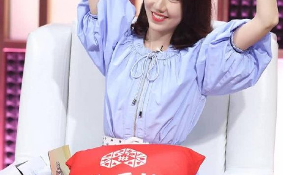 高露穿蓝色连衣裙清纯可人,纤细身材不像有两娃的妈