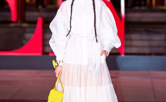 舒淇身穿白色衬衫配半身裙，头发造型太另类，少女感十足