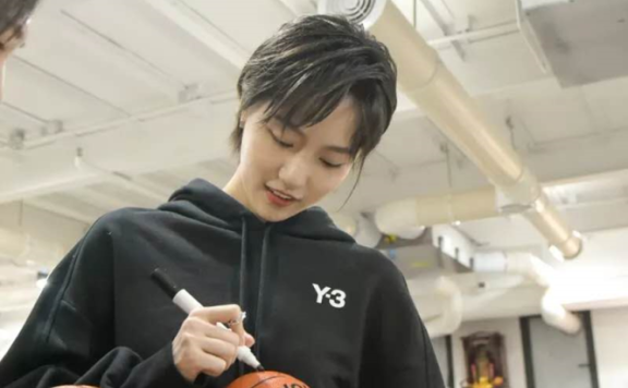 新晋小花成果一身短裙亮相,少女腿美翻全场,爱了爱了