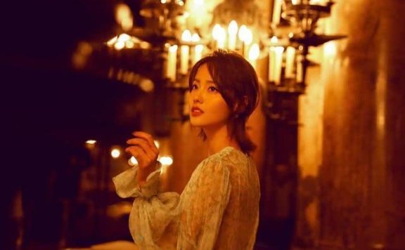 张嘉倪真是衬衫搭配高手,造型百搭实用,气质甜美还减龄