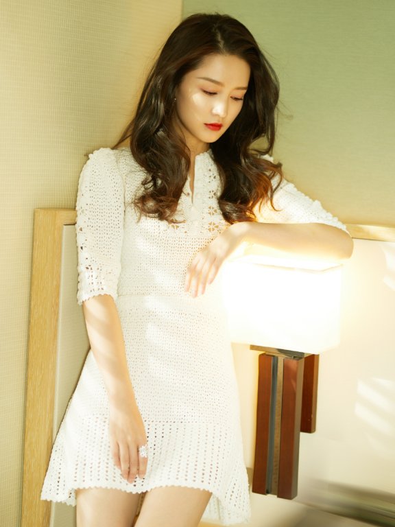 李沁性感白裙养眼写真图片