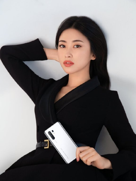 朱珠穿黑色西装配腰带,笑容太迷人了