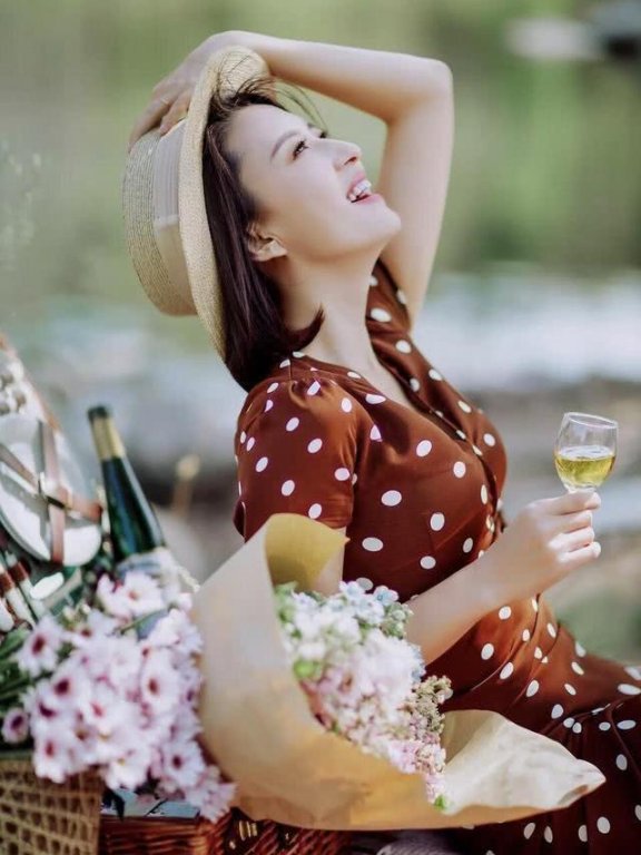 张蕾气质好又会穿,深V领波点紧身连衣裙凹造型,留波波头太减龄