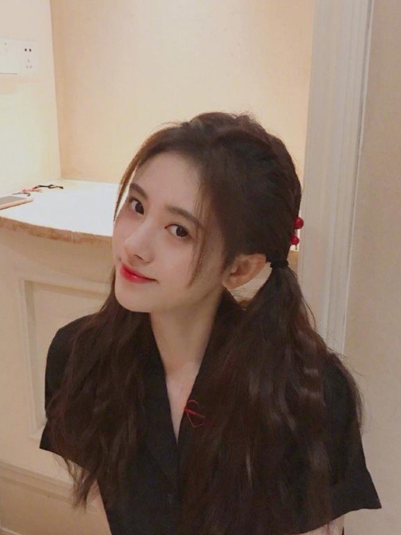 鞠婧祎穿搭超有气质,怪不得被称为4000年一遇的美女!