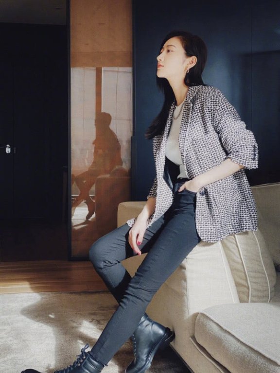 景甜穿西装配紧身内搭显好身材,淡妆美得像18岁