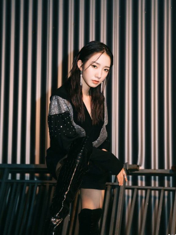 孟美岐身穿黑色亮片上衣搭配黑色热裤,酷炫个性有魅力