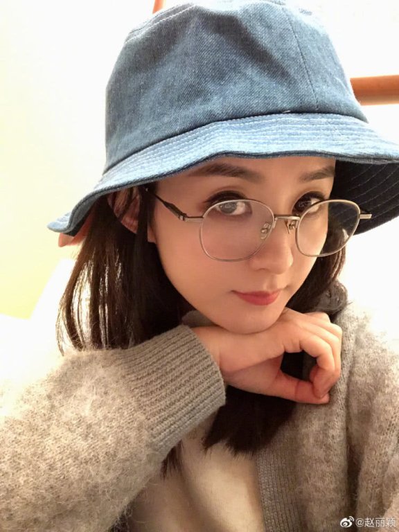 生完宝宝的赵丽颖更爱搞怪！开工穿米奇外套太可爱