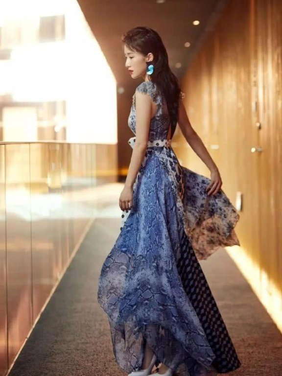 李念深V“青花瓷”连衣裙优雅贵气,这气质不愧为阔太