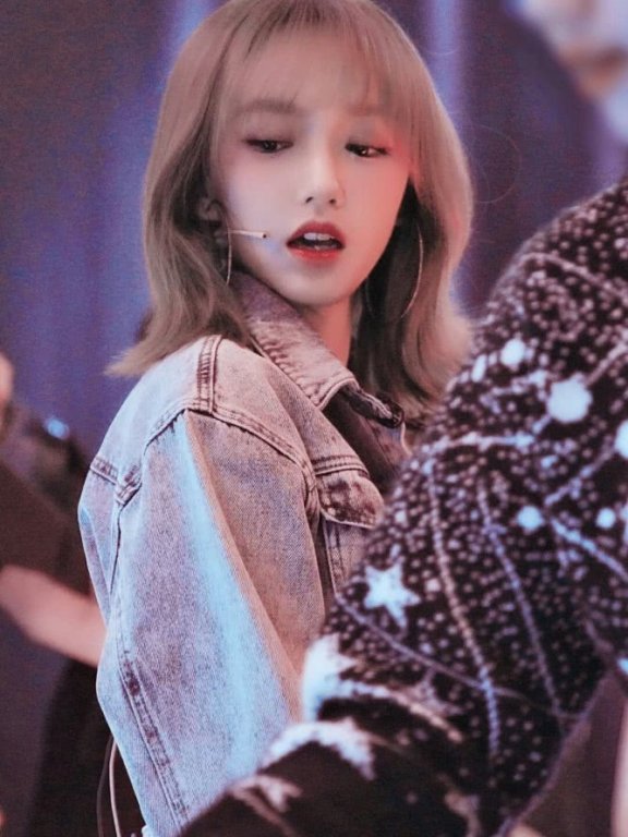 程潇最新节目造型曝光，牛仔连体衣配运动鞋可爱又有活力