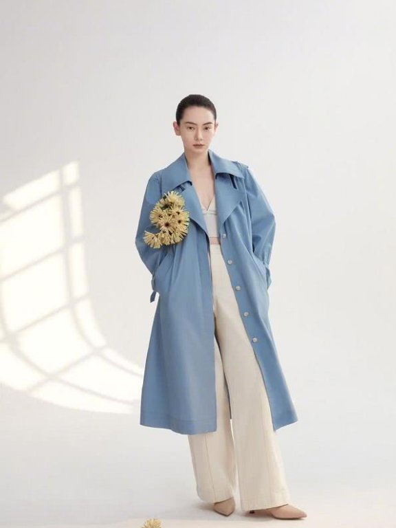 戚薇不化眼妆的模样太英气,最新造型好像“日系男友”