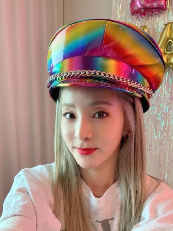 朴山多拉穿牛仔套装搭白T出镜,简约又不失个性