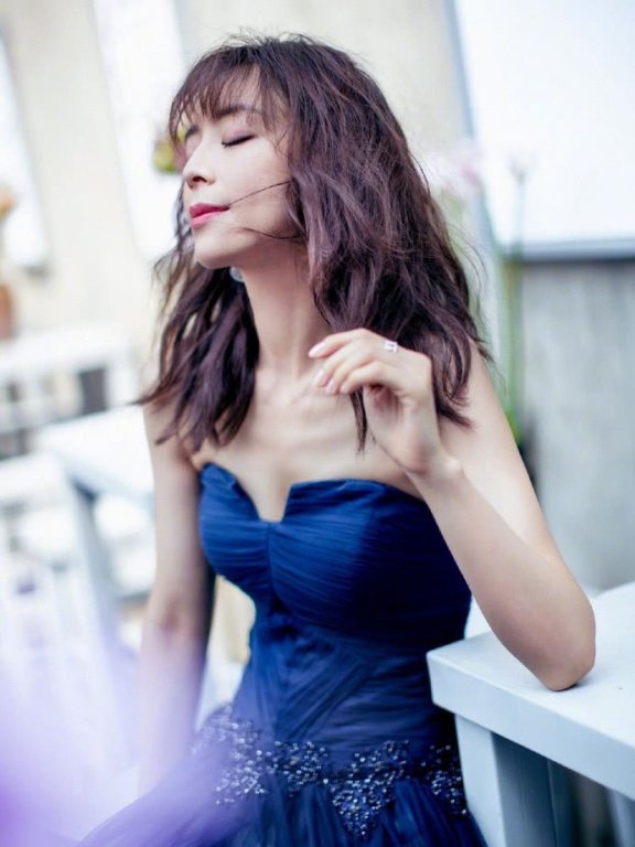 张静初一袭海蓝色长裙,高贵典雅又风情万种