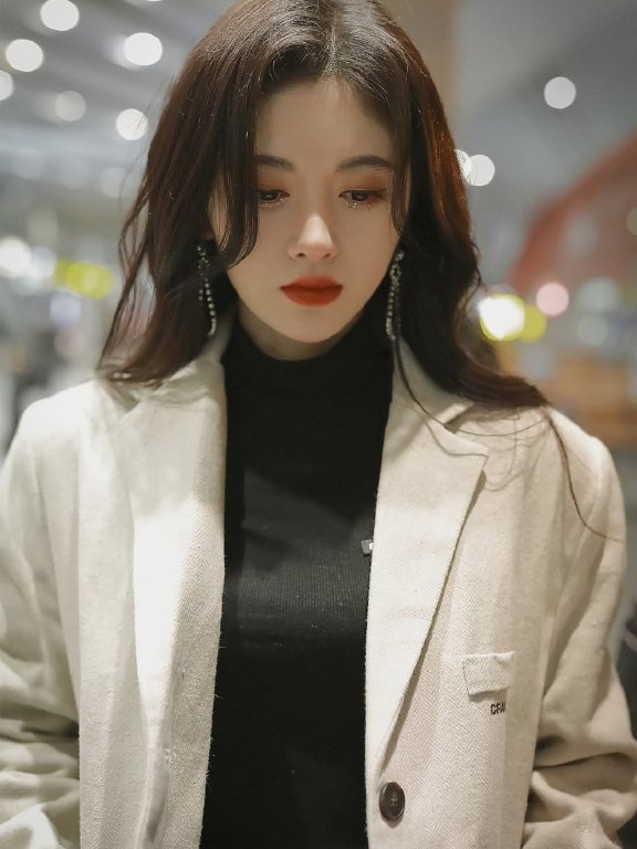鞠婧祎复古港风私服街拍图片