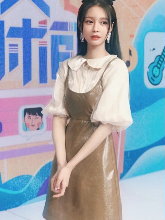 沈梦辰和吴宣仪同为双丸子头造型卖萌,却看不出年龄差,你更喜欢谁呢?