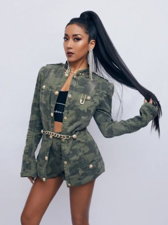 吉克隽逸裙子穿迷你短款不够,还配露脐装秀细腰,造型越来越火辣了