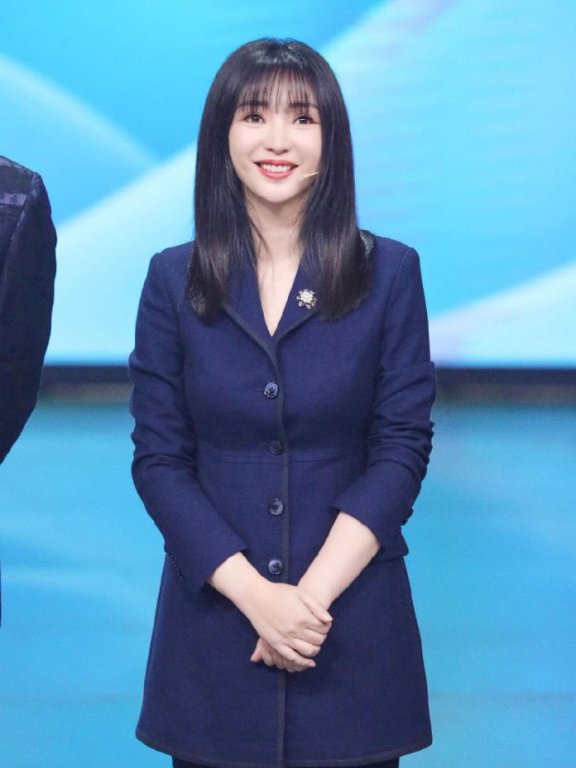 柳岩穿藏蓝呢子套装亮相,依旧笑眼弯弯,确定39了?