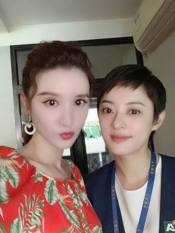 曾夺冠中国小姐？10年前的张萌性感迷人，吊带裙女人味十足