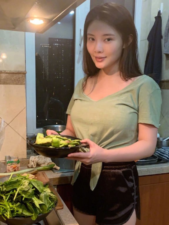 徐冬冬最新私服更新,身穿军绿系带T恤搭超短裤太性感