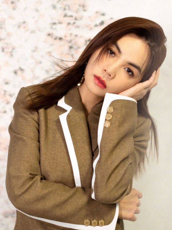 ELLA假小子化身知性女神,超强时尚感成穿衣模板