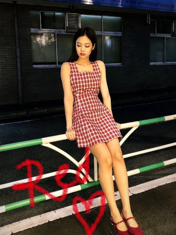 MAI和JENNIE仗着身材好同穿格纹吊带裙,你更喜欢谁的穿衣打扮呢