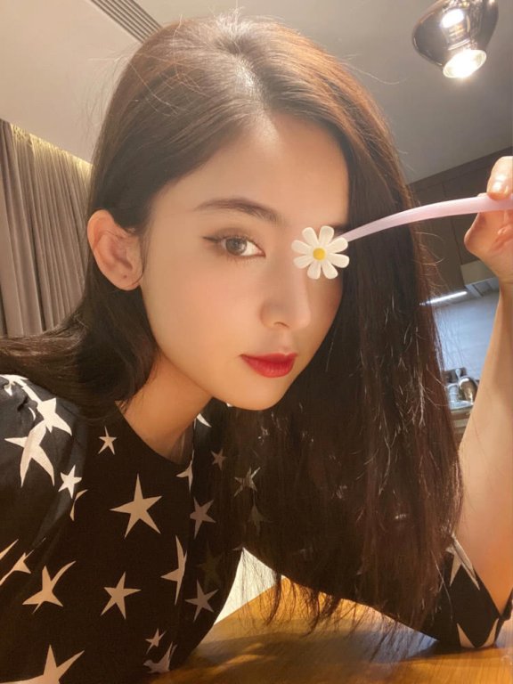 古力娜扎和吴宣仪同穿星星裙装造型,到底谁看起来更甜美?