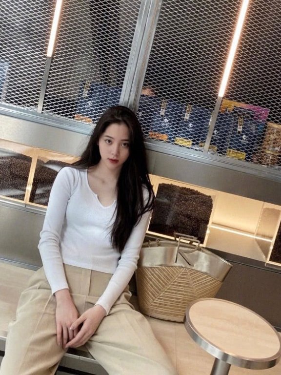 欧阳娜娜简约白T加浅棕阔腿裤,身材比例让人羡慕