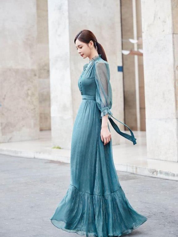 沈梦辰墨绿色薄纱连衣裙端庄优雅,越来越有女人味了!