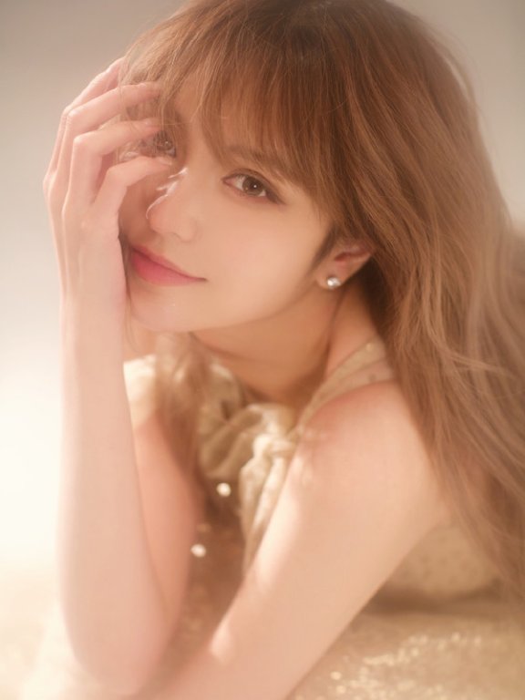 周扬青晒近照美的不真实,留齐刘海神似LISA