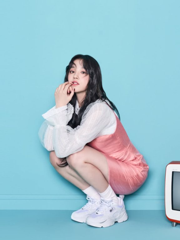 宋雨琦和沈梦辰同穿衬衫配吊带裙,你更喜欢谁的少女感?