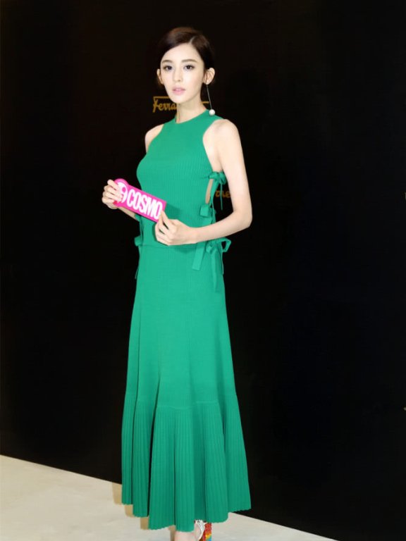 娜扎穿绿色侧身系长裙,显瘦显高还很高贵