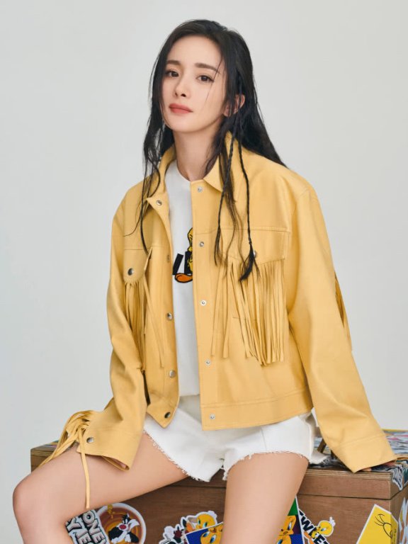 杨幂最新广告片上线，露脐装搭配开叉裙，身材比例太惊艳！