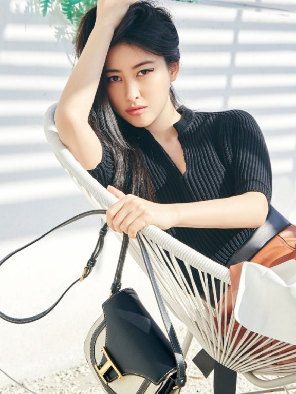 朱珠穿针织黑T加百褶皮裙,太有女人味