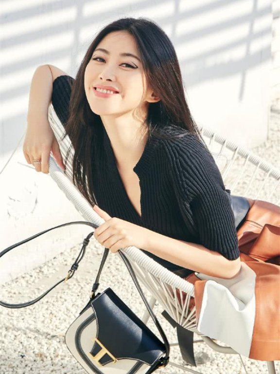 朱珠穿黑色针织衫配皮质半身裙,基础款都能穿出万种风情