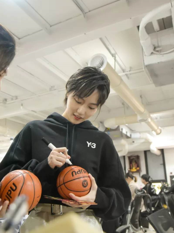 新晋小花成果一身短裙亮相,少女腿美翻全场,爱了爱了